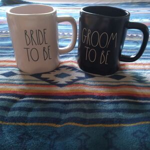 Rae dunn mug set.